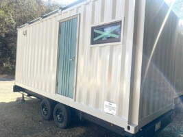 事例紹介|オフグリッドコンテナトレーラーハウス|トイレ・シャワールーム仕様