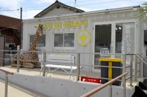 事例紹介|コンテナトレーラーハウス|ジラフクレープ